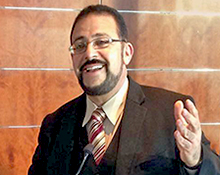 Photo portrait of Imam Yahya Hendi speaking
